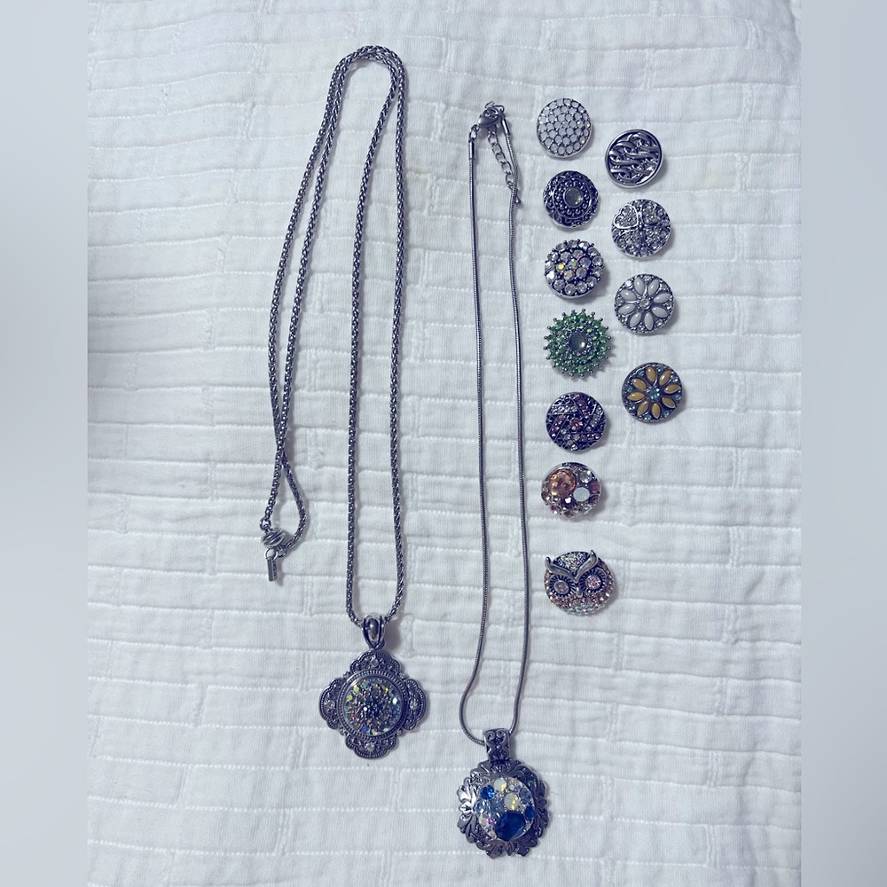 Gingersnap jewelry: long pendant (magnetic clasp);shorter with lobster clasp